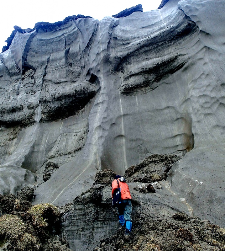 permafrost_lg_jpg_76826_wahana_examines_an_outcrop_of_icerich_permafrost_of_the_north_slope_alaska_photo_by_m._uchida